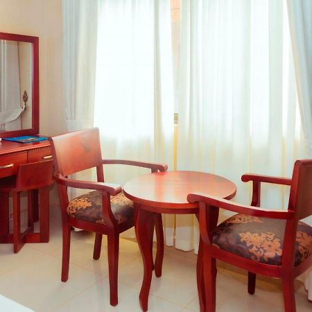 Sapphire Hotel Entebbe Kajansi Buitenkant foto