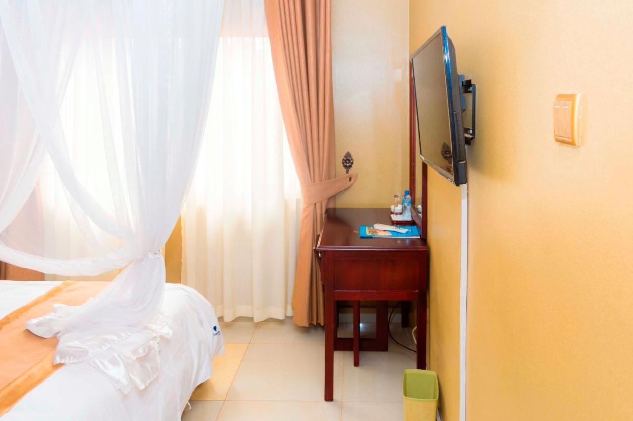 Sapphire Hotel Entebbe Kajansi Buitenkant foto