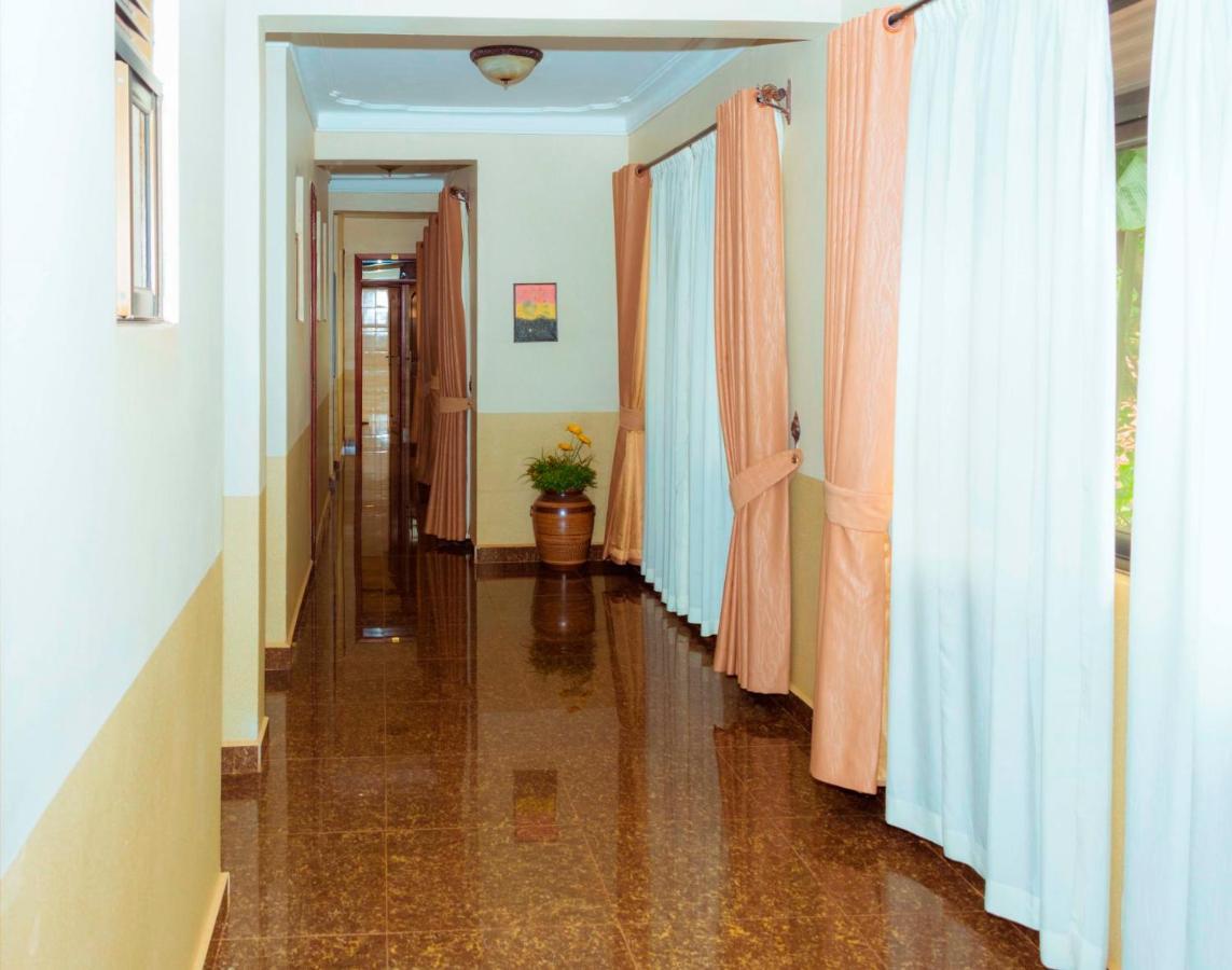 Sapphire Hotel Entebbe Kajansi Buitenkant foto