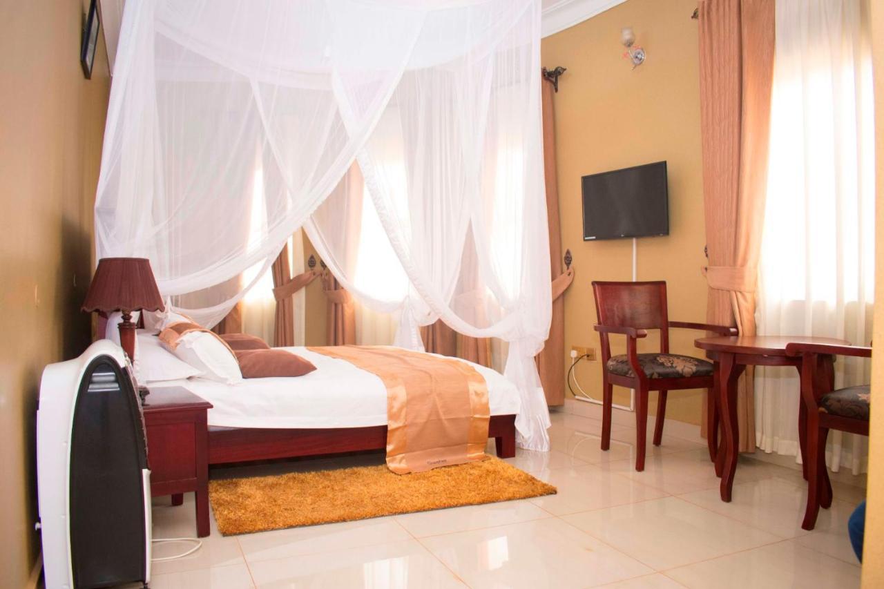 Sapphire Hotel Entebbe Kajansi Buitenkant foto