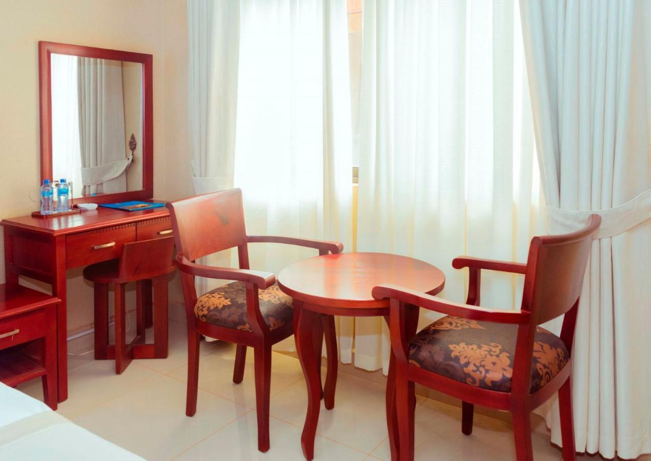Sapphire Hotel Entebbe Kajansi Buitenkant foto