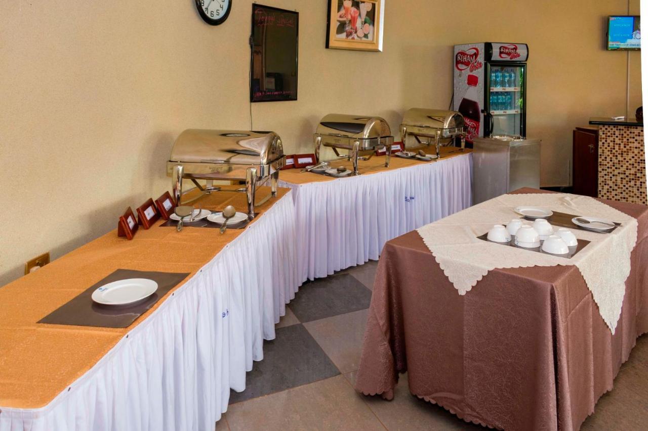 Sapphire Hotel Entebbe Kajansi Buitenkant foto