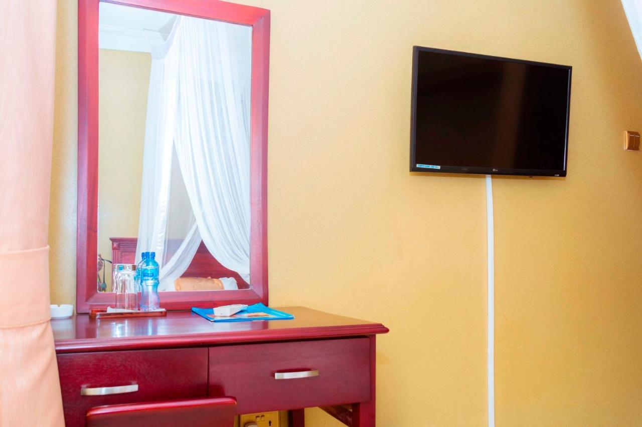 Sapphire Hotel Entebbe Kajansi Buitenkant foto