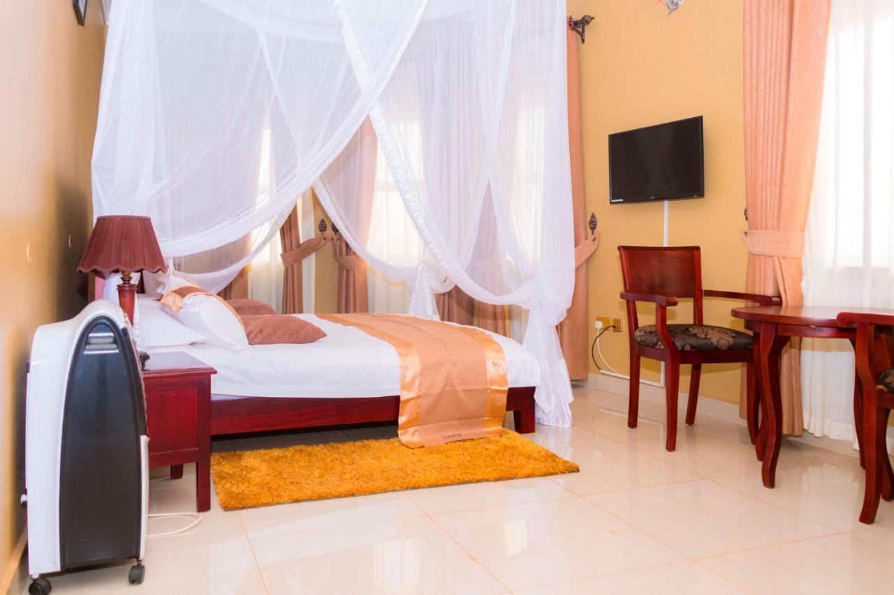 Sapphire Hotel Entebbe Kajansi Buitenkant foto