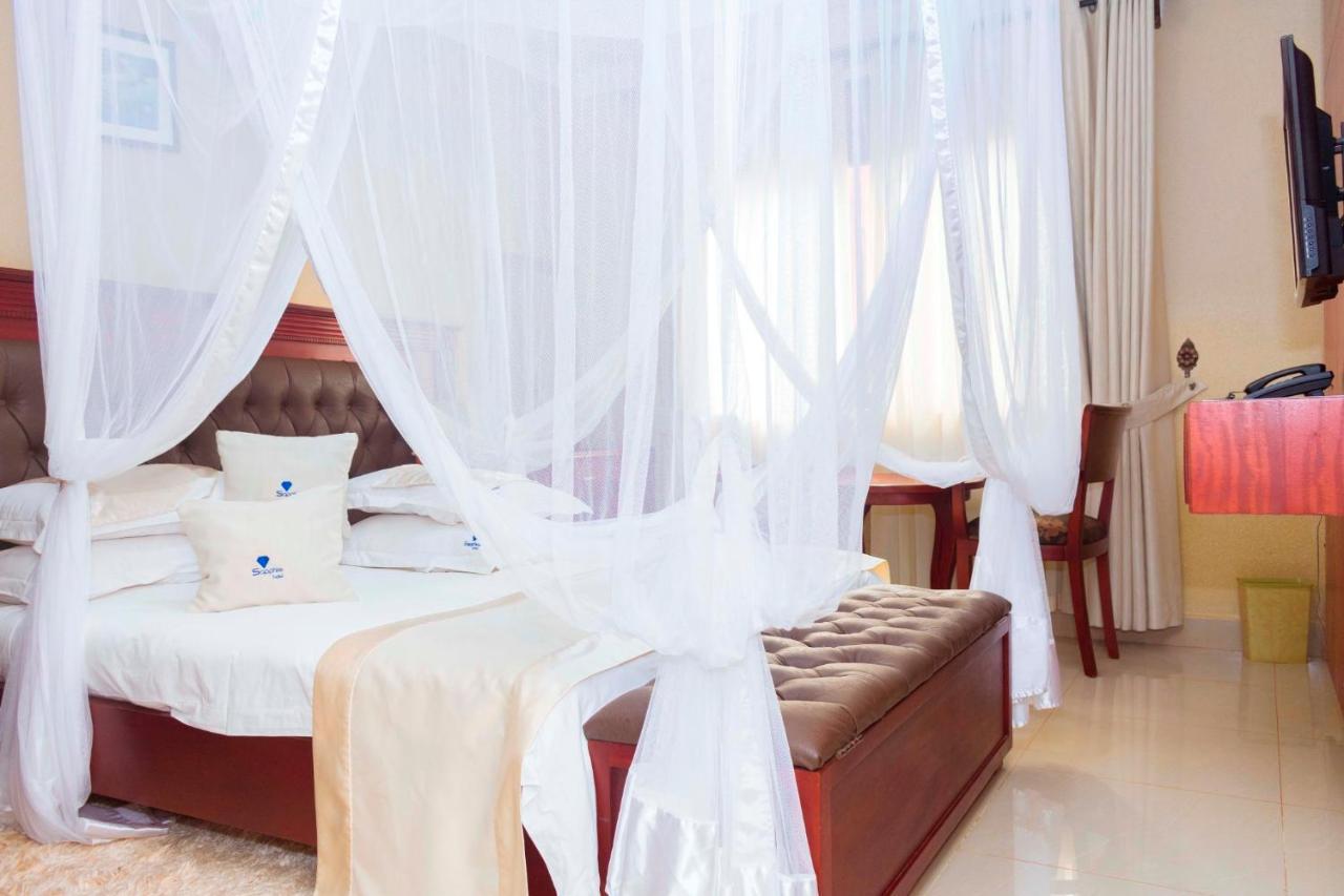 Sapphire Hotel Entebbe Kajansi Buitenkant foto