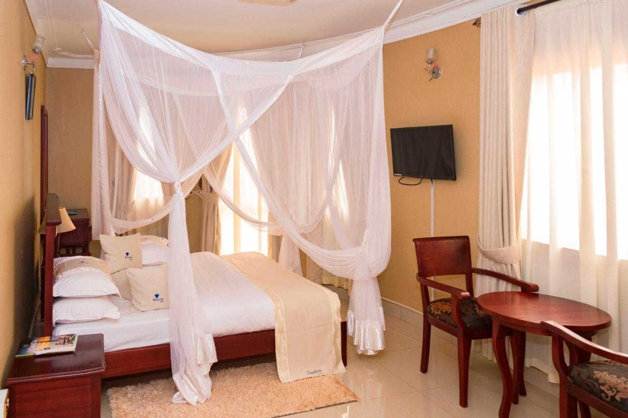 Sapphire Hotel Entebbe Kajansi Buitenkant foto