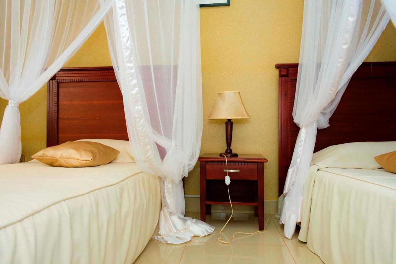 Sapphire Hotel Entebbe Kajansi Buitenkant foto