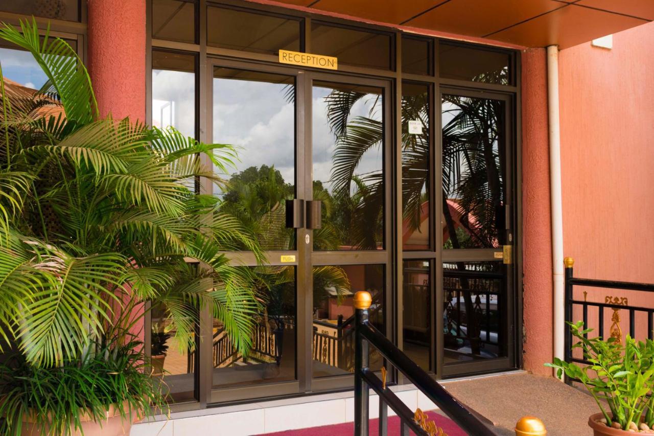 Sapphire Hotel Entebbe Kajansi Buitenkant foto