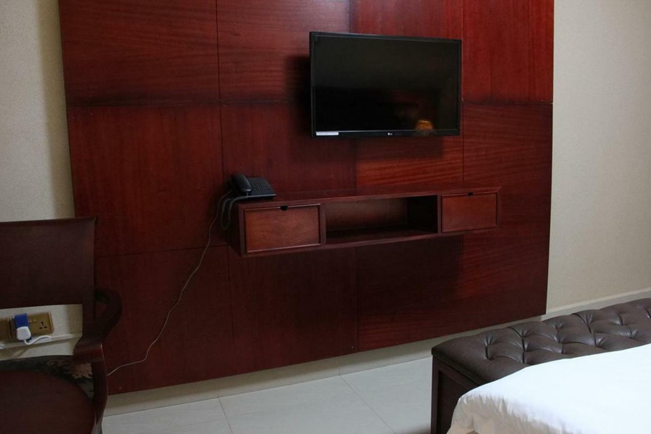 Sapphire Hotel Entebbe Kajansi Buitenkant foto