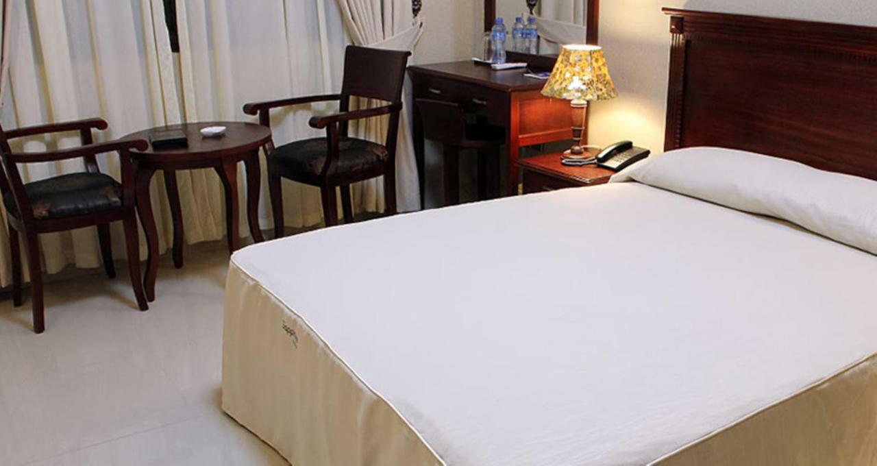 Sapphire Hotel Entebbe Kajansi Buitenkant foto