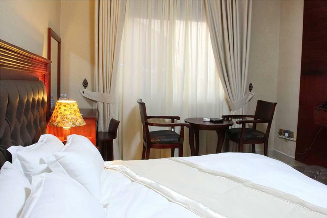 Sapphire Hotel Entebbe Kajansi Buitenkant foto