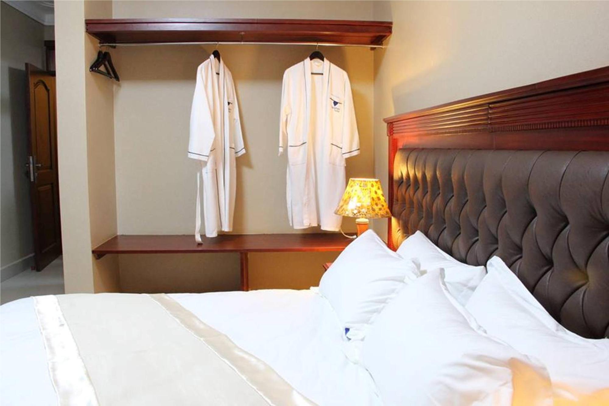 Sapphire Hotel Entebbe Kajansi Buitenkant foto