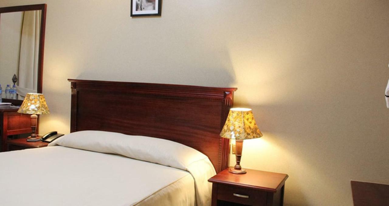 Sapphire Hotel Entebbe Kajansi Buitenkant foto