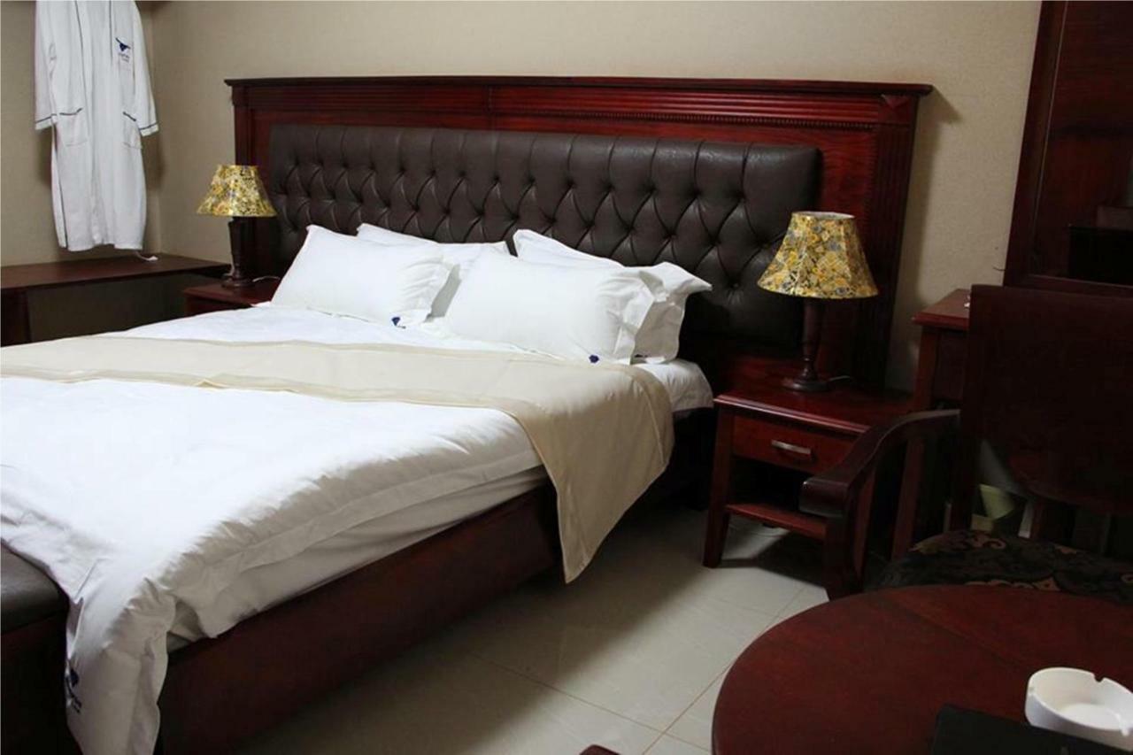 Sapphire Hotel Entebbe Kajansi Buitenkant foto