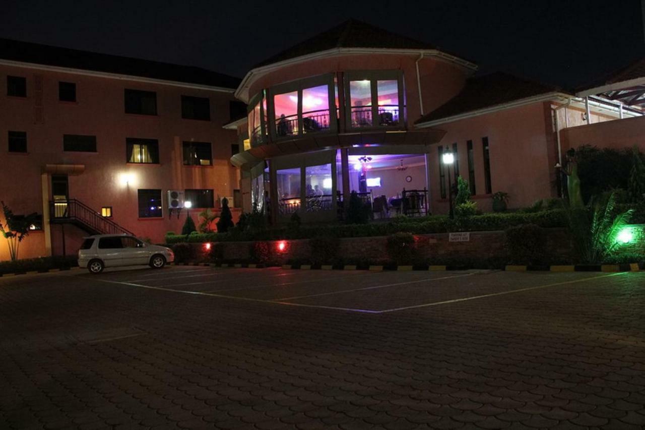 Sapphire Hotel Entebbe Kajansi Buitenkant foto