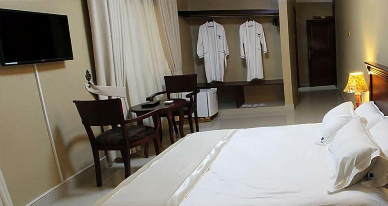 Sapphire Hotel Entebbe Kajansi Buitenkant foto