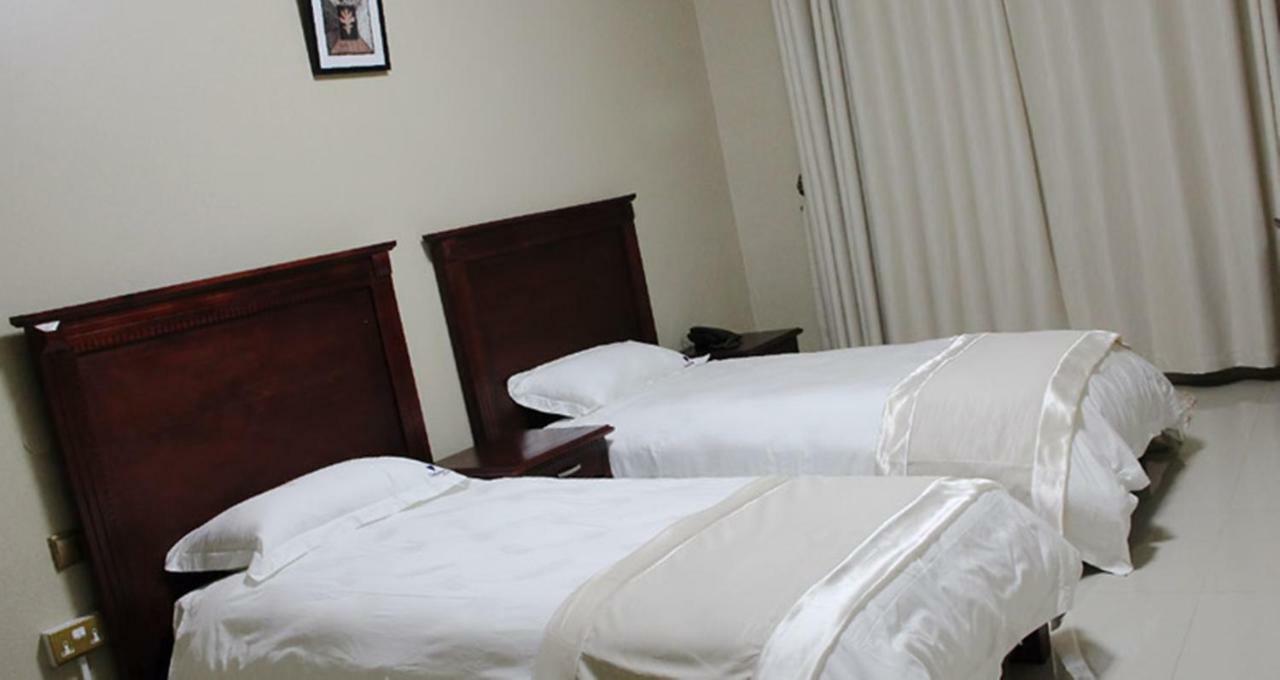 Sapphire Hotel Entebbe Kajansi Buitenkant foto