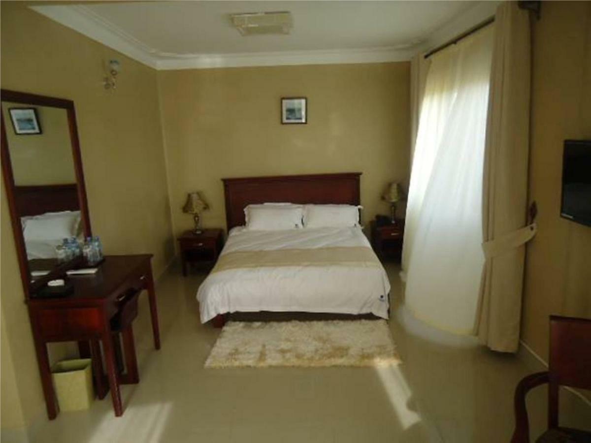 Sapphire Hotel Entebbe Kajansi Buitenkant foto